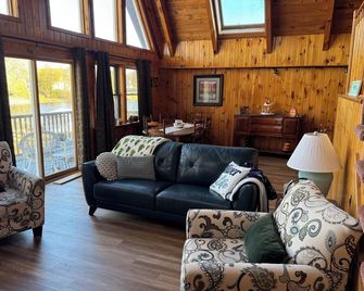 Riverfront 2-bedroom house with tons of light, AC, deck & patio. Pet Friendly - Fort Edward - Living room