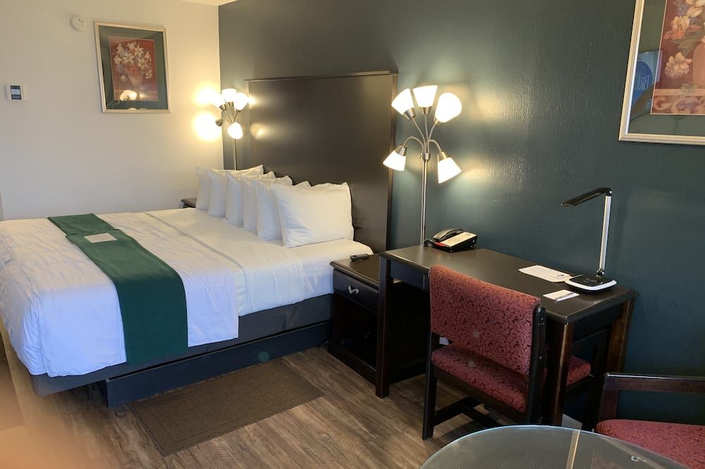 Baymont by Wyndham Petoskey - Petoskey - Slaapkamer