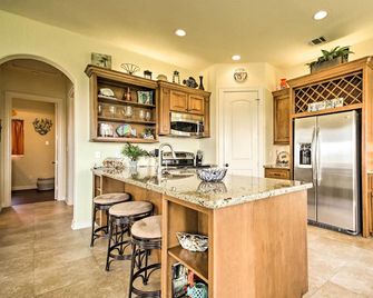 Casa Sol House with Deck in Crystal Beach! - Crystal Beach - Kitchen