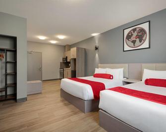 Ramada by Wyndham West Edmonton Hotel & Suites - Edmonton - Bedroom