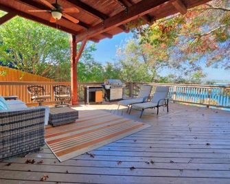 Lakeshore Luxe - Canyon Lake - Balcony