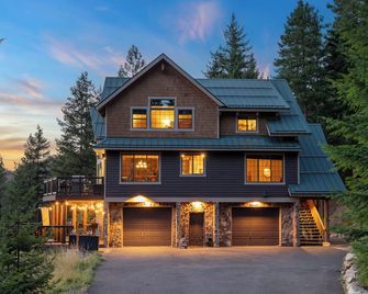A PNW dream! Hot Tub, Views, Firepits, Games, Hiking and Epic Location! - Cle Elum - Building