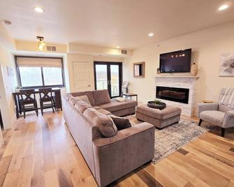 Updated 2 Bedroom Condo! - Detroit Lakes - Living room