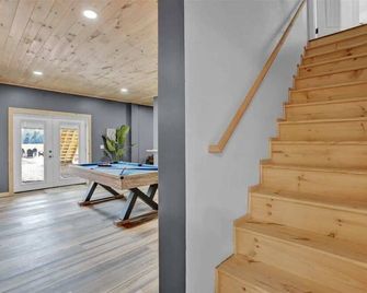 Lake Lux | Lakefront Log Cabin | Hot Tub | Sauna - Mt Pocono - Stairs