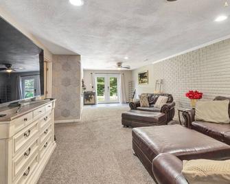 Moon River Smart-Suite near Interstate 44 and Airport - Springfield - Living room