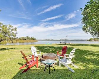 Stunning Pk Waterfront Home| Private Beach Entry| Private Dock|game Room|hot Tub - Graford - Patio