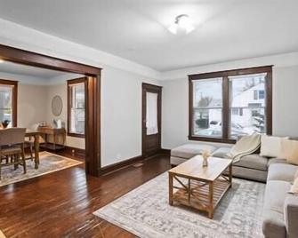 Historic Colonial in Downtown Purcellville - Purcellville - Sala de estar
