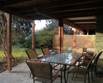 Waterfront living on a quiet lake. Pet Friendly. - Redmond - Patio