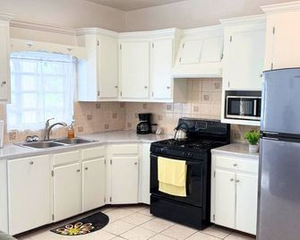 Modern Suite with Balcony & Full Kitchen - Stonyhill - キッチン