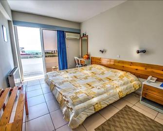 San Remo Hotel - לרנקה - חדר שינה