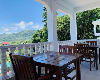 Oceanic View Apartments - Beau Vallon - Balkon