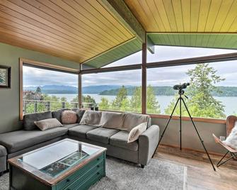Bright and Airy Home with Sweeping View and Hot Tub - Union - Sala de estar