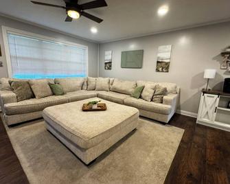 3-bedroom w/pool and all the comforts of home in Muscle Shoals-recording capital - Muscle Shoals - Living room