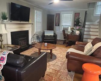 Blue Back Bungalow\n\n - West Hartford - Sala de estar