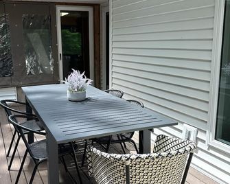 Luxury home, Private beach 200 ft away+New Bathroom and Hot Tub+ 8 mins to town! - Fennville - Patio