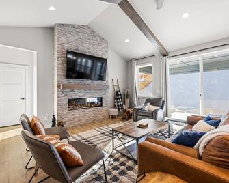 New Mountain Bluebird - walk to lake, golf, and town - game rm - family friendly - sleeps 14 - Cascade - Living room