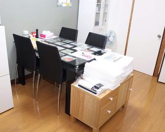 Self-Catering Accommodation With Wi-Fi And Amenities. 10 Minutes From Jr Kasuga Station. Miyukihouse201 - Kasuga - Jadalnia