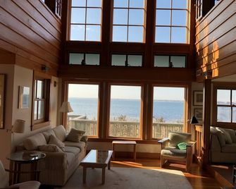 Beachfront Oasis - Family friendly - Panoramic Waterfront Views - Fairhaven - Living room