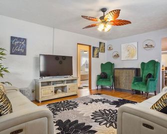 A Lakeside Retreat - The Birdhouse Sd, pool, Spa, Fire Pit, Game Room - Lakeside - Living room