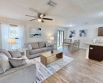 Brooksville Retreat! 3 Bed, 2 Bath! - Brooksville - Obývací pokoj