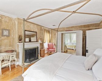 Gorgeous, Huge 5 Bedroms, 3.5 Bath, 4000 Sq Ft Sunlit Beauty, Downtown - Wilmington - Bedroom