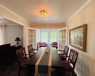 Walking distance to Be in Health 3-bedroom home on 17 acres 2 full bathrooms. - Thomaston - Dining room