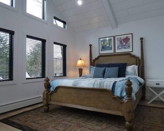 Modern Chalet with Hot Tub and Lake Access - Monticello - Bedroom