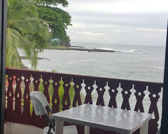 Hotel La Cueva Limon - Limón - Balcón