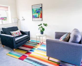 Elm Cottage - Stylish & Sunny Studio Flat with Countryside Views - Ely - Living room