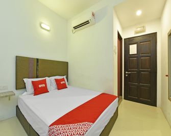 Super OYO Capital O 90556 Hotel Cherita Rooms - Kuantan - Bedroom
