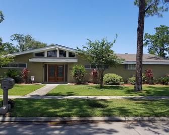 Minutes To French Quarter And Downtown. 3 Bedrooms. Low Rates! 275. A Night. - Chalmette - Building