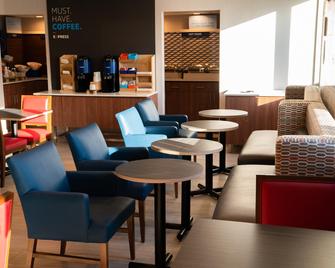 Holiday Inn Express Maspeth - Queens - Area lounge