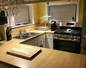 Cozy Clean and Quiet 2 Bed / 1 Bath Home. Steps from Lake and Park! - Loveland - Kitchen