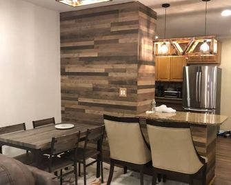 Charming 1-bedroom house in lovely Queens with AC/Heat WiFi - Queens - Menjador