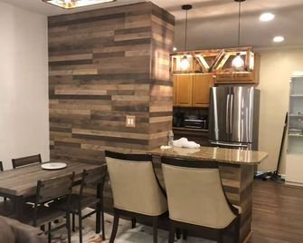 Charming 1-bedroom house in lovely Queens with AC/Heat WiFi - קווינס - חדר אוכל