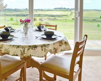 2 bedroom accommodation in Freshwater - Freshwater - Dining room