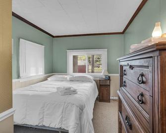 Waterfront lake cottage on gorgeous Clark Lake in Jackson! 4 bedrooms, sleeps 10 - Clarklake - Habitación