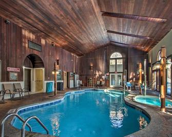 Ski Condo w/ Pool, Close to Story Land & Attitash! - Bartlett - Pool
