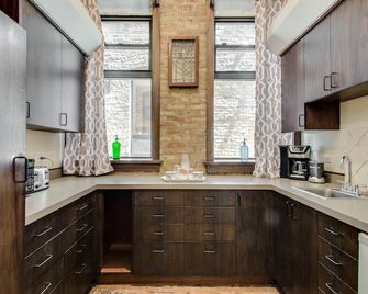 The Golden Arm - Chicago - Kitchen