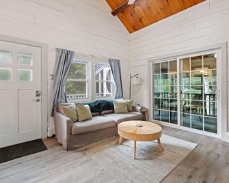 Cozy 3-bedroom Cabin in gorgeous White Mountains with WiFi, AC - Haverhill