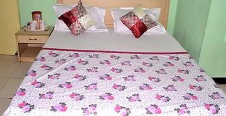 Hotel Viren Plaza - Agra - Bedroom