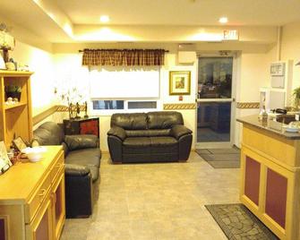 Crossfield Country Inn - Airdrie - Living room