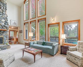 Near Wine Trail Home with Deck in Grants Pass! - Grants Pass - Wohnzimmer