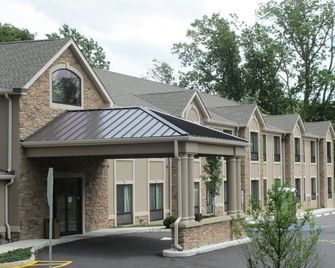 Enjoy Continental Breakfast at the Red Carpet Inn and Suites Monmouth | 4 Units - Monmouth Junction - Building