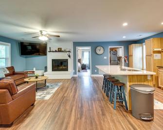 Cozy Home in Star Tannery w/ Private Backyard! - Strasburg - Living room