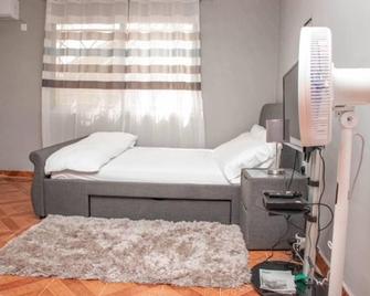 Fully Aircondition 3Bed Villa- A c- WiFi- Hotwater - Freetown