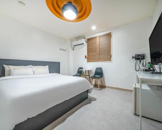 Yeosu Hotel Sixty - Yeosu - Habitación