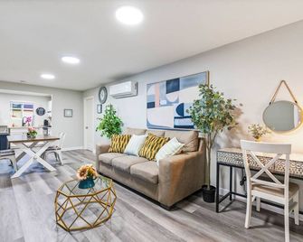 M3-Detached house 2 bedroom 1 bathroom close Old Town Monrovia kingsize-bed! - Monrovia - Living room