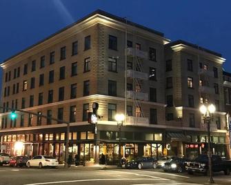 Washington Plaza Apartments - Portland - Building