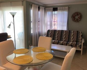 Spectacular Views of Melbourne Harbor, Enjoy Boating Activity from your Balcony! - Melbourne - Comedor